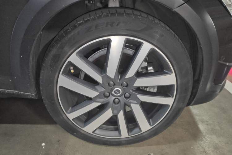 Used Volvo V90 2023 Cross Country B5 AWD Prestige Edition Right Front Wheel Hub