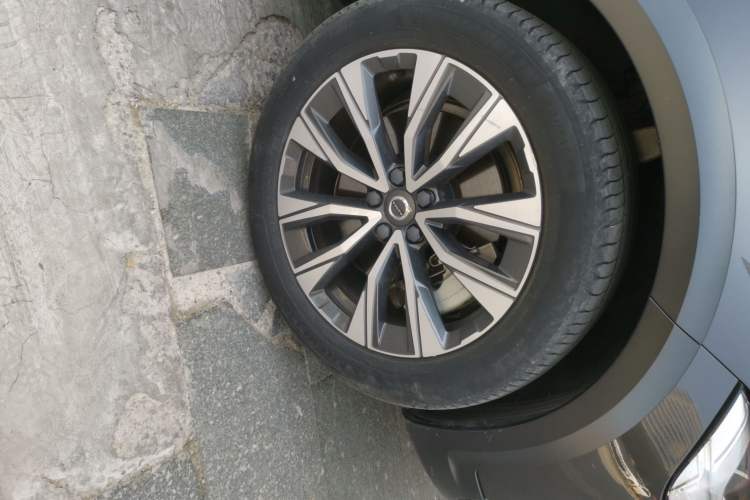Used Volvo V90 2023 Cross Country B5 AWD Smart Range Edition Right Front Wheel Hub
