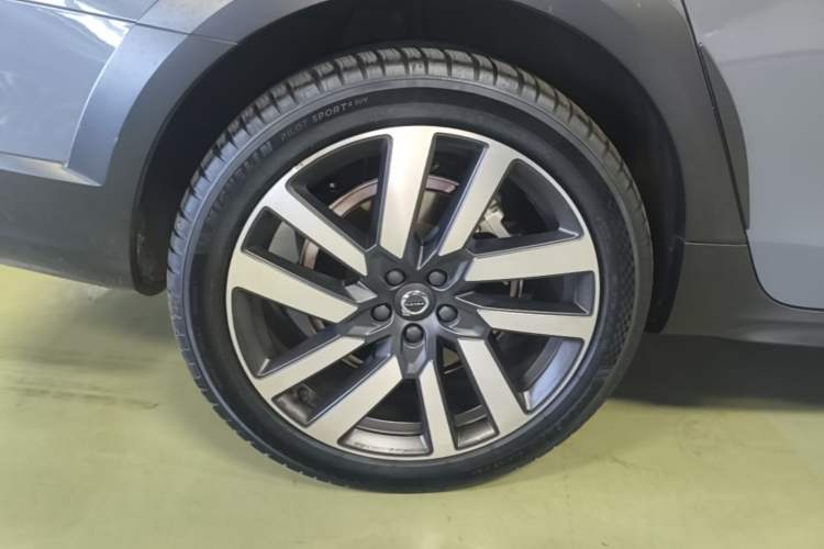 Used Volvo V90 2023 Cross Country B5 AWD Prestige Edition Right Rear Wheel Hub