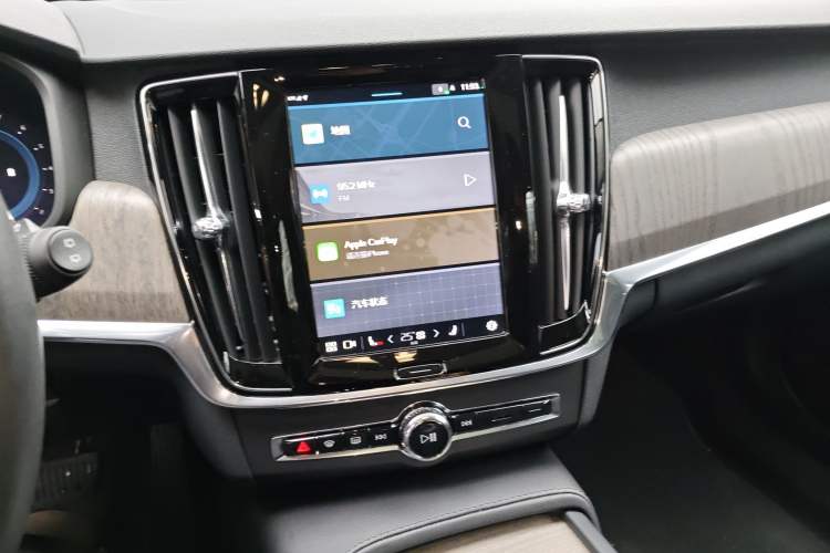 Used Volvo V90 2023 Cross Country B5 AWD Smart Range Edition Audio And AC Panel