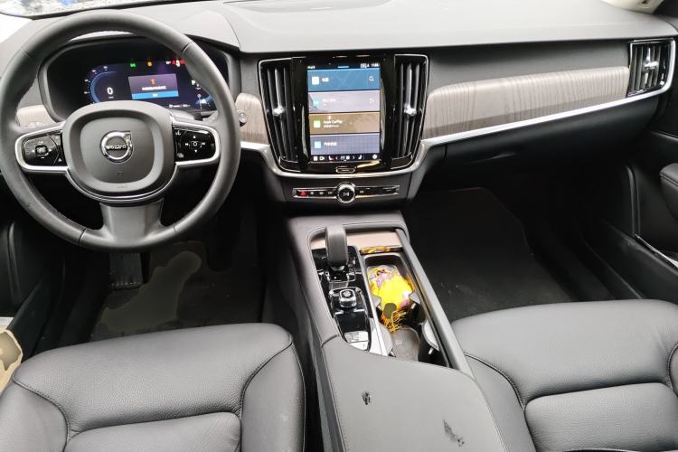 Used Volvo V90 2023 Cross Country B5 AWD Smart Range Edition Center Console