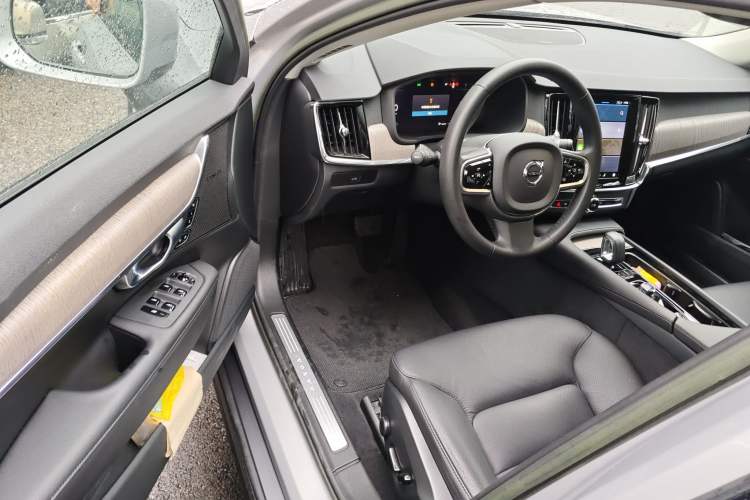 Used Volvo V90 2023 Cross Country B5 AWD Smart Range Edition Driver Seat