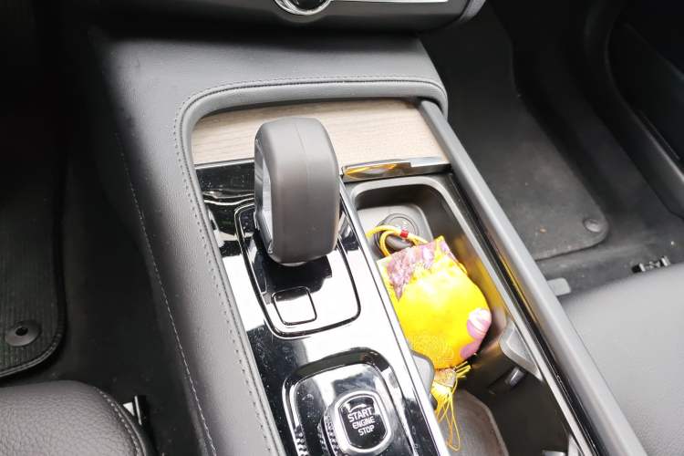 Used Volvo V90 2023 Cross Country B5 AWD Smart Range Edition Gear Lever