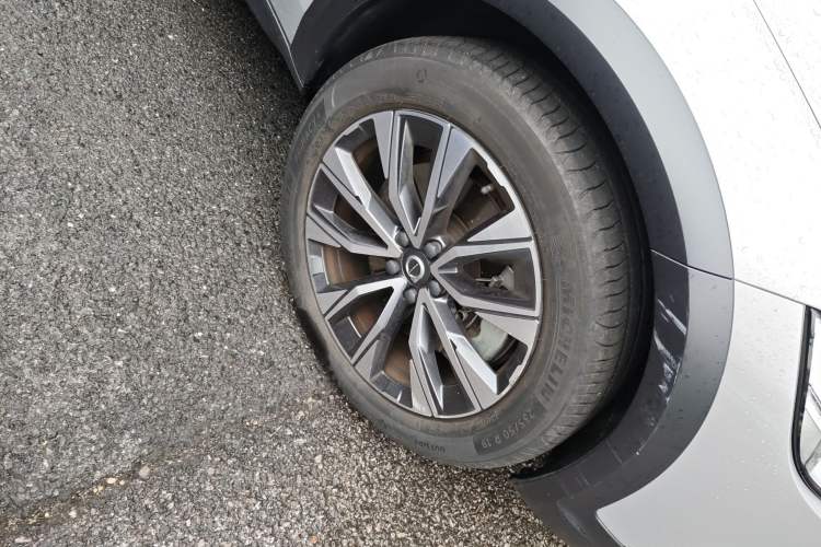 Used Volvo V90 2023 Cross Country B5 AWD Smart Range Edition Right Front Wheel Hub