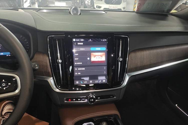 Used Volvo V90 2023 Cross Country B5 AWD Prestige Edition Audio And AC Panel