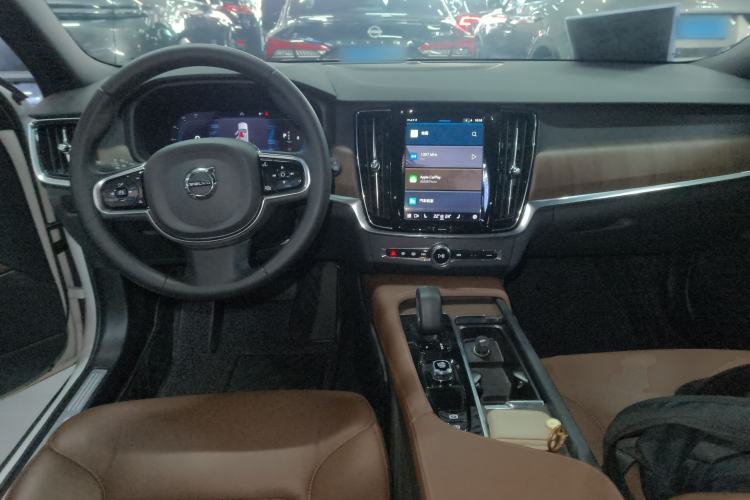 Used Volvo V90 2023 Cross Country B5 AWD Smart Range Edition Center Console