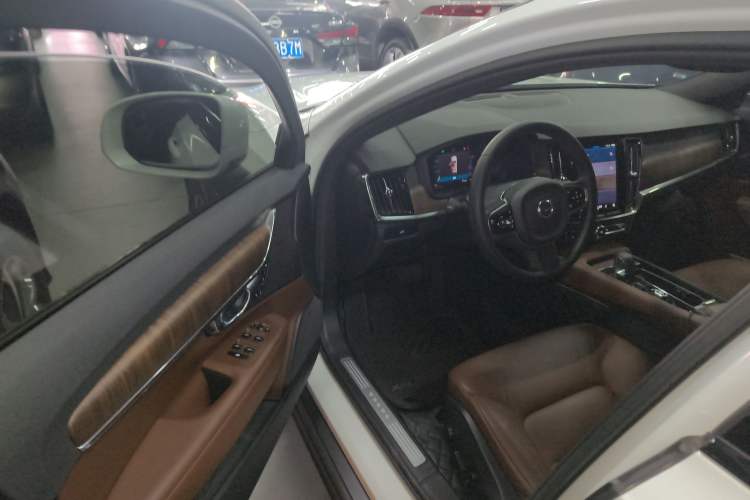 Used Volvo V90 2023 Cross Country B5 AWD Smart Range Edition Driver Seat