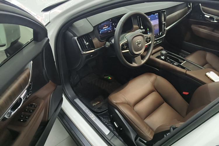 Used Volvo V90 2023 Cross Country B5 AWD Smart Range Edition Driver Seat