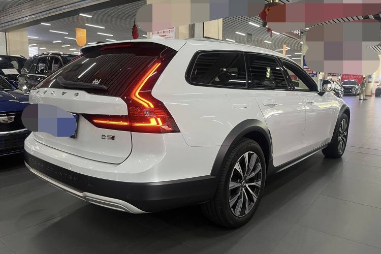 Used Volvo V90 2023 Cross Country B5 AWD Smart Range Edition Exterior 3