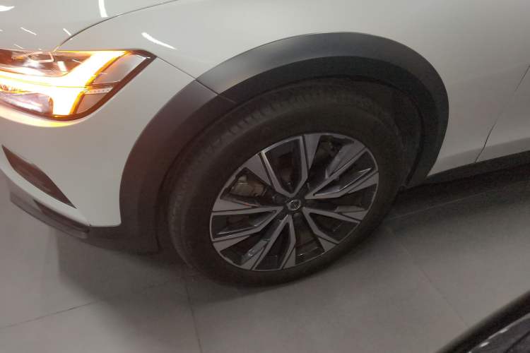 Used Volvo V90 2023 Cross Country B5 AWD Smart Range Edition Exterior 3