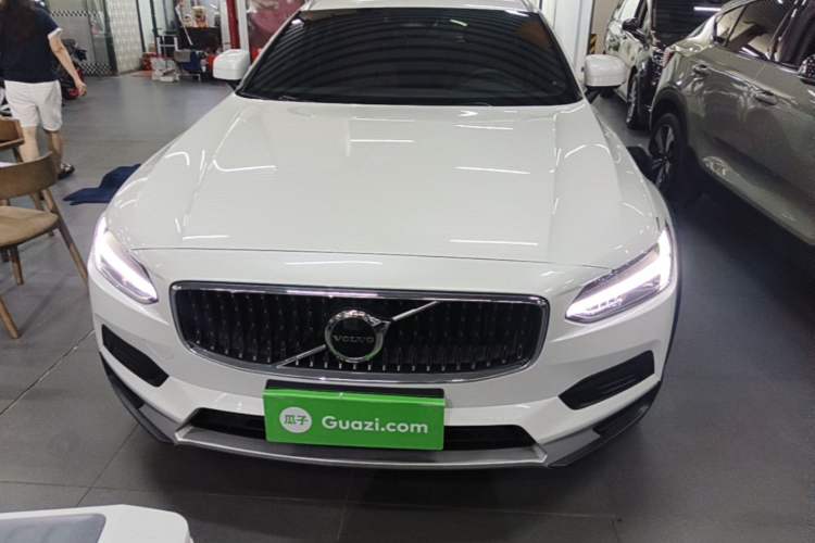 Used Volvo V90 2023 Cross Country B5 AWD Smart Range Edition Front