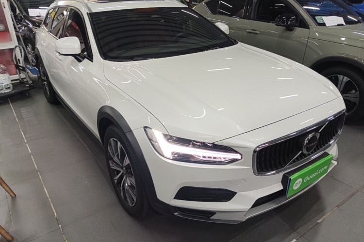 Used Volvo V90 2023 Cross Country B5 AWD Smart Range Edition Front Right 45 Deg