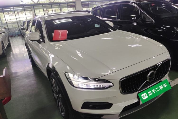 Used Volvo V90 2023 Cross Country B5 AWD Prestige Edition Front Right 45 Deg