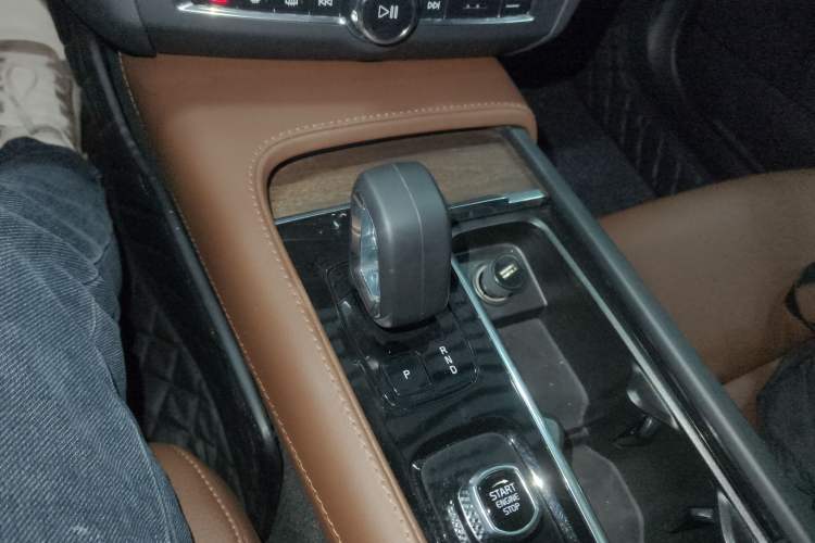 Used Volvo V90 2023 Cross Country B5 AWD Smart Range Edition Gear Lever