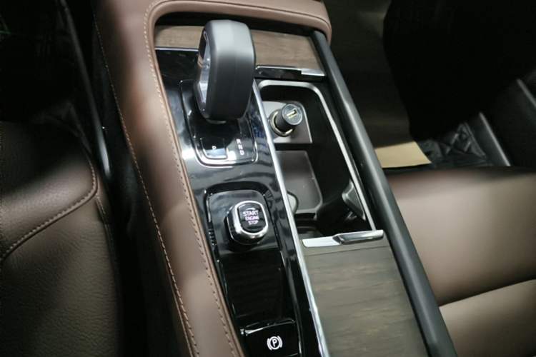 Used Volvo V90 2023 Cross Country B5 AWD Smart Range Edition Gear Lever