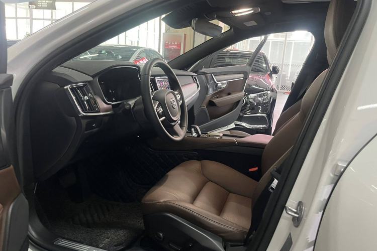 Used Volvo V90 2023 Cross Country B5 AWD Smart Range Edition Interior 1