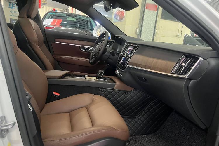 Used Volvo V90 2023 Cross Country B5 AWD Smart Range Edition Interior 2