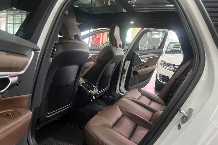 Used Volvo V90 2023 Cross Country B5 AWD Smart Range Edition Interior 3