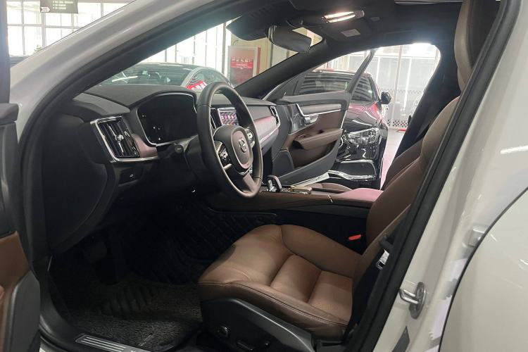 Used Volvo V90 2023 Cross Country B5 AWD Smart Range Edition Interior 4