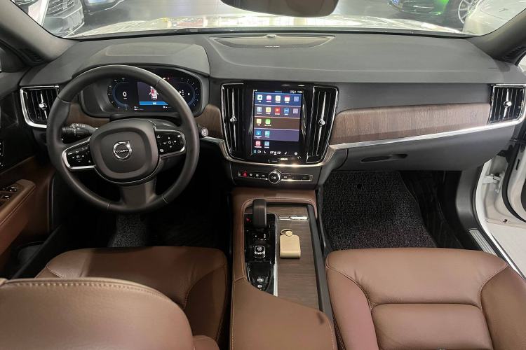 Used Volvo V90 2023 Cross Country B5 AWD Smart Range Edition Interior 5