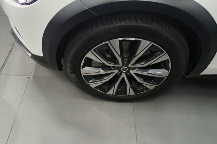 Used Volvo V90 2023 Cross Country B5 AWD Smart Range Edition Left Front Wheel Hub