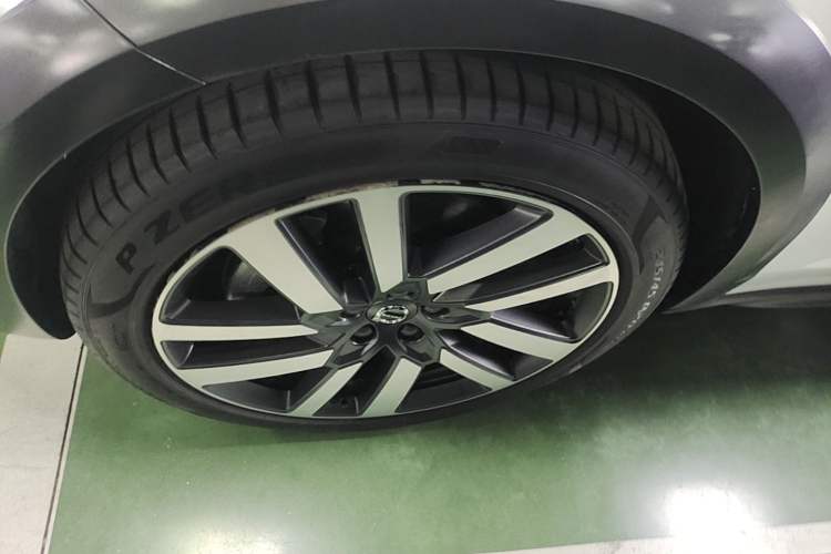 Used Volvo V90 2023 Cross Country B5 AWD Prestige Edition Left Front Wheel Hub