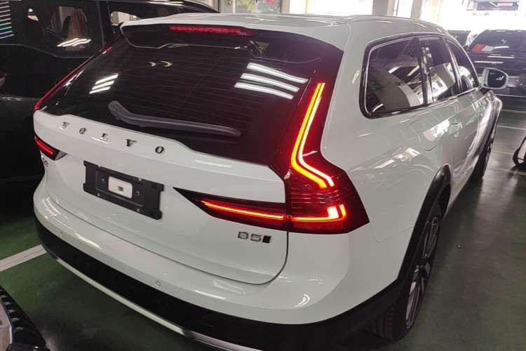 Used Volvo V90 2023 Cross Country B5 AWD Prestige Edition Rear Right 45 Deg