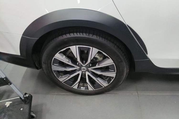 Used Volvo V90 2023 Cross Country B5 AWD Smart Range Edition Right Rear Wheel Hub