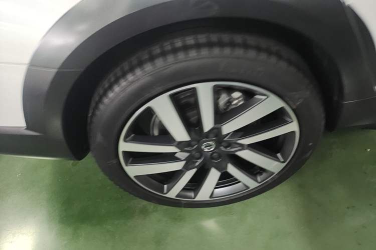Used Volvo V90 2023 Cross Country B5 AWD Prestige Edition Right Rear Wheel Hub