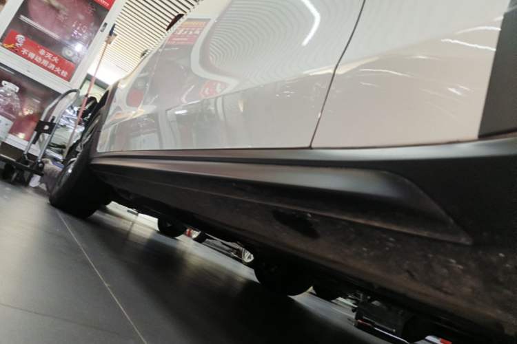 Used Volvo V90 2023 Cross Country B5 AWD Smart Range Edition Right Side Sill