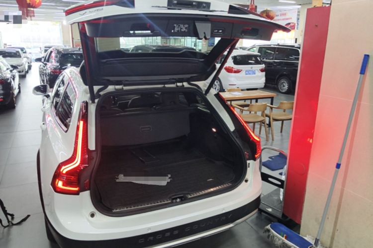 Used Volvo V90 2023 Cross Country B5 AWD Smart Range Edition Trunk