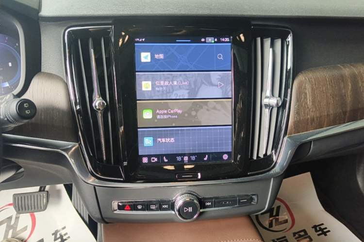 Used Volvo V90 2024 Cross Country B5 AWD Smart Range Edition Audio And AC Panel