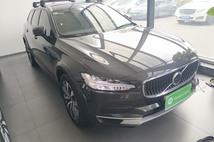 Used Volvo V90 2024 Cross Country B5 AWD Smart Range Edition Front Right 45 Deg