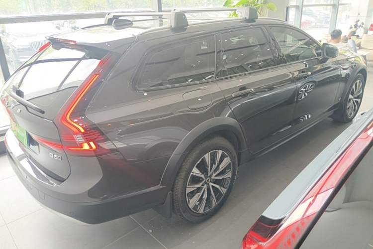 Used Volvo V90 2024 Cross Country B5 AWD Smart Range Edition Rear Right 45 Deg