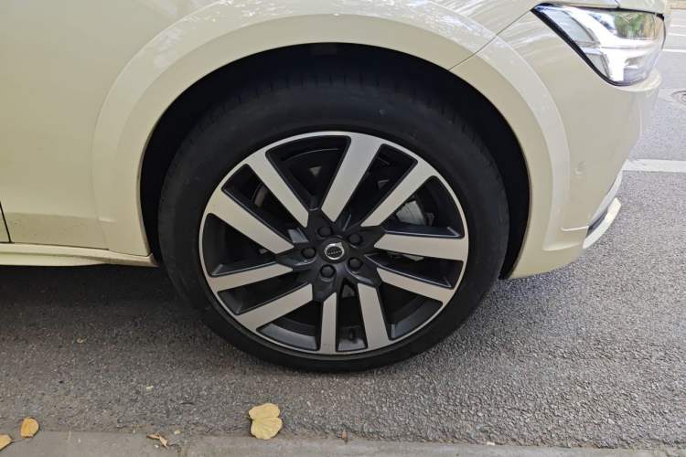 Used Volvo V90 2024 Cross Country B5 AWD Prestige Edition Right Front Wheel Hub