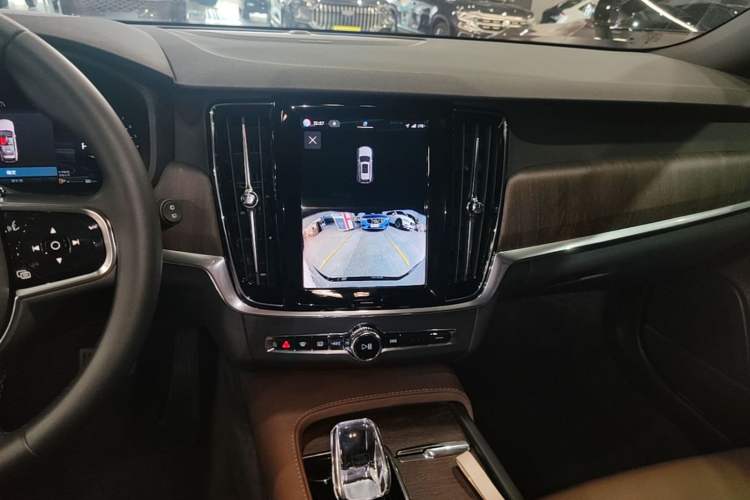 Used Volvo V90 2024 Cross Country B5 AWD Smart Range Edition Audio And AC Panel