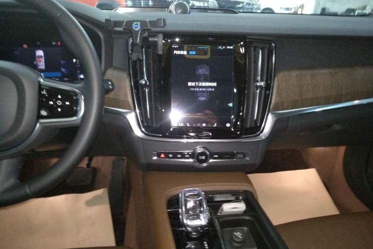 Used Volvo V90 2024 Cross Country B5 AWD Smart Range Edition Audio And AC Panel