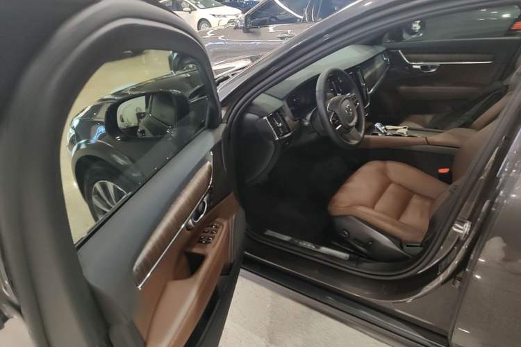 Used Volvo V90 2024 Cross Country B5 AWD Smart Range Edition Driver Seat