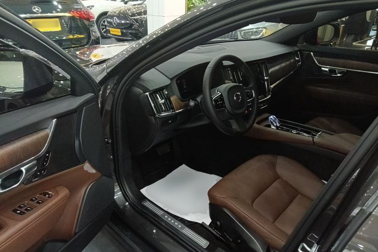 Used Volvo V90 2024 Cross Country B5 AWD Smart Range Edition Driver Seat