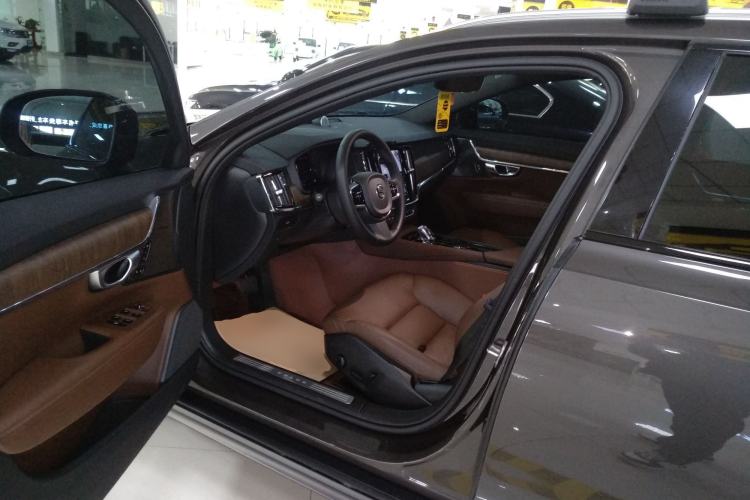 Used Volvo V90 2024 Cross Country B5 AWD Smart Range Edition Driver Seat