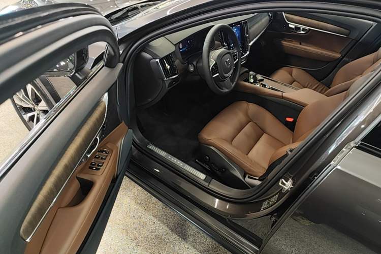 Used Volvo V90 2024 Cross Country B5 AWD Smart Range Edition Driver Seat