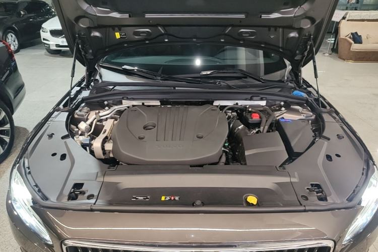 Used Volvo V90 2024 Cross Country B5 AWD Smart Range Edition Engine Bay