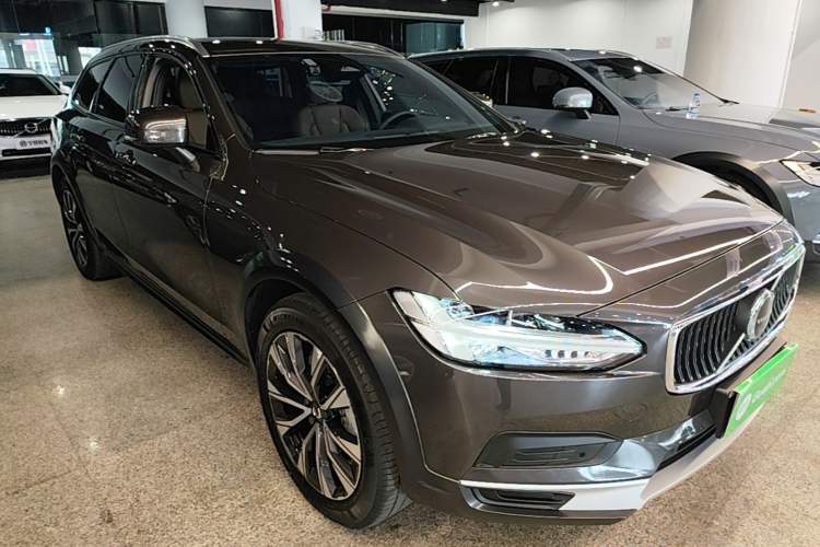 Used Volvo V90 2024 Cross Country B5 AWD Smart Range Edition Exterior 1