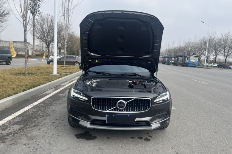 Used Volvo V90 2024 Cross Country B5 AWD Smart Range Edition Exterior 2