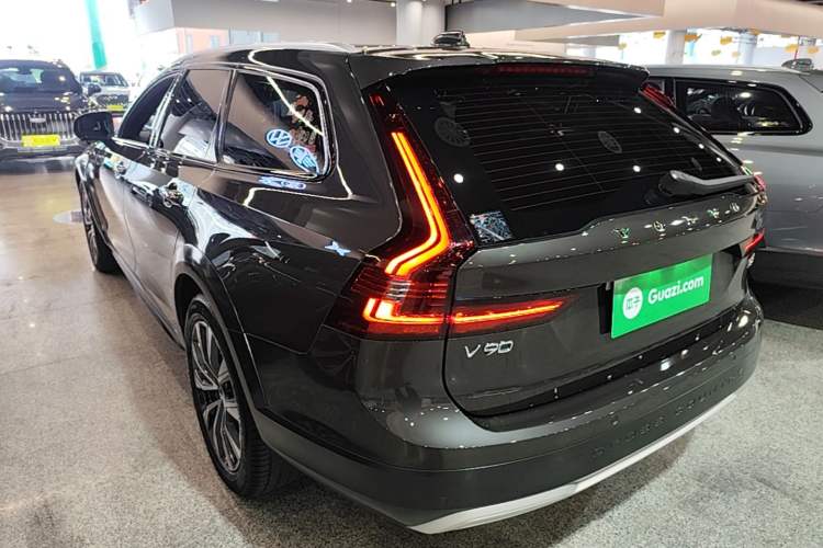 Used Volvo V90 2024 Cross Country B5 AWD Smart Range Edition Exterior 2