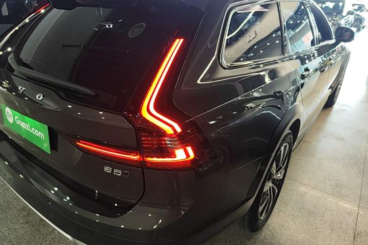 Used Volvo V90 2024 Cross Country B5 AWD Smart Range Edition Exterior 3