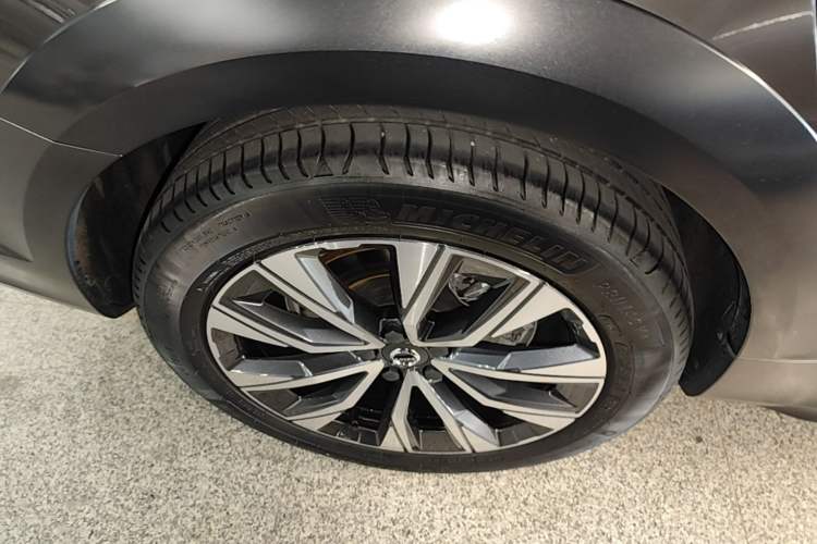 Used Volvo V90 2024 Cross Country B5 AWD Smart Range Edition Exterior 5