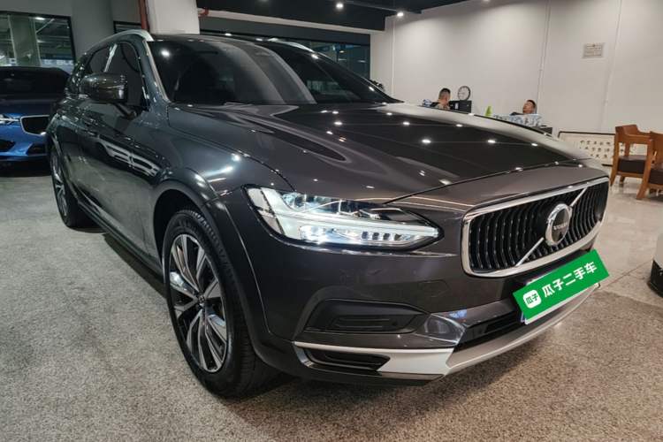 Used Volvo V90 2024 Cross Country B5 AWD Smart Range Edition Front Right 45 Deg
