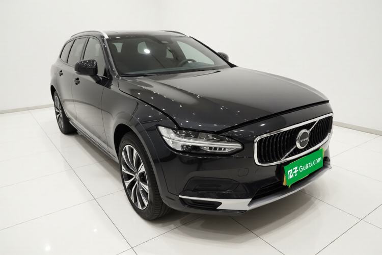 Used Volvo V90 2024 Cross Country B5 AWD Smart Range Edition Front Right 45 Deg