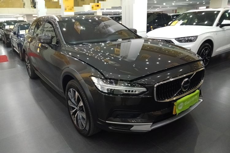 Used Volvo V90 2024 Cross Country B5 AWD Smart Range Edition Front Right 45 Deg